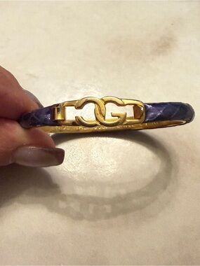 Gucci Gold-Tone Interlocking Logo Hinged Bangle Bracelet with Blue snakeskin.